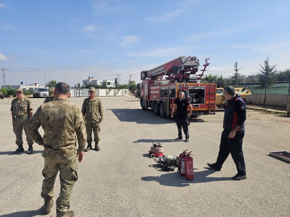 Reyhanlı’da Mehmetçiğe temel yangın eğitimi verildi