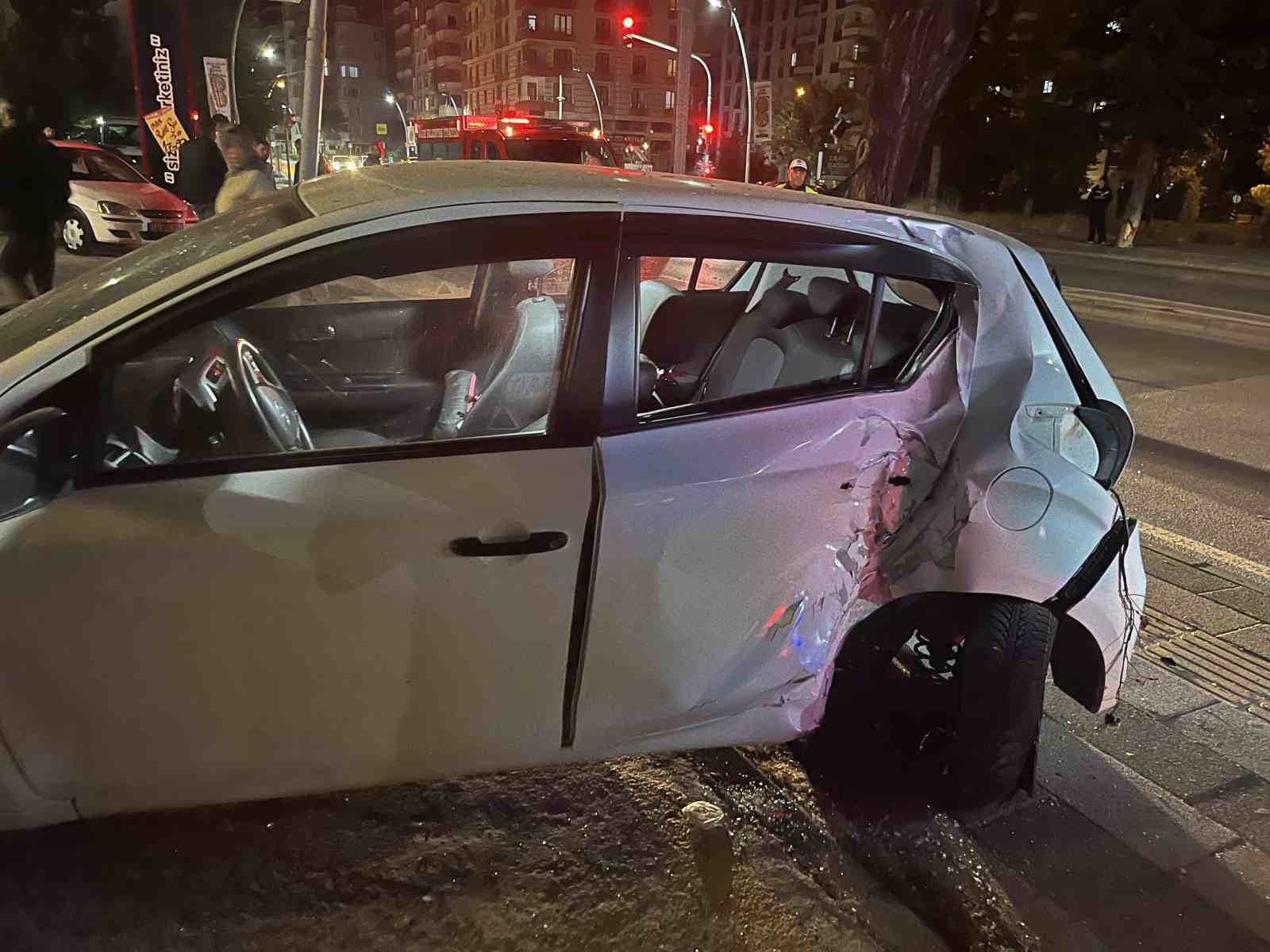 Niğde’de otomobil direğe ve park halindeki araca çarptı: 1 yaralı