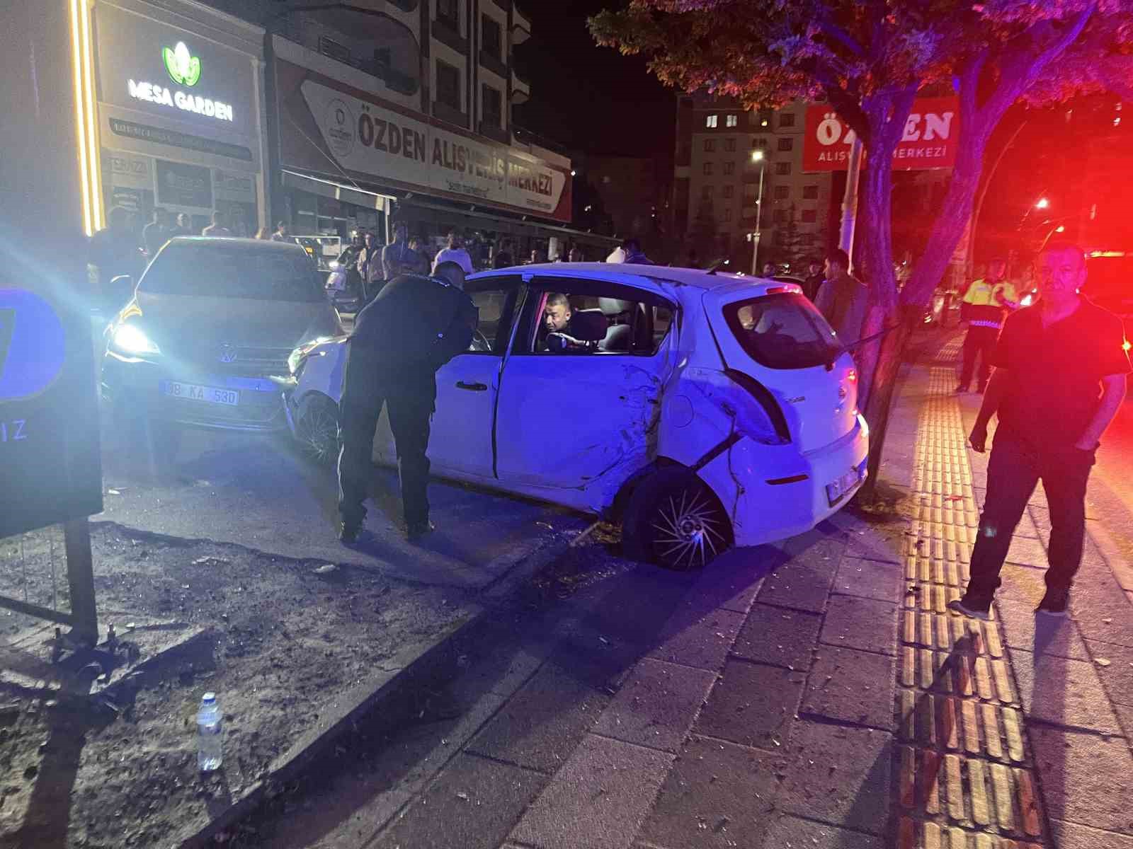 Niğde’de otomobil direğe ve park halindeki araca çarptı: 1 yaralı