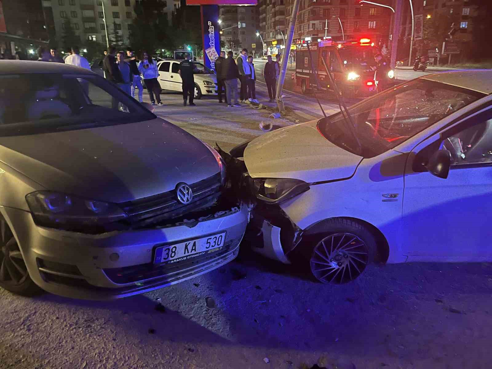 Niğde’de otomobil direğe ve park halindeki araca çarptı: 1 yaralı