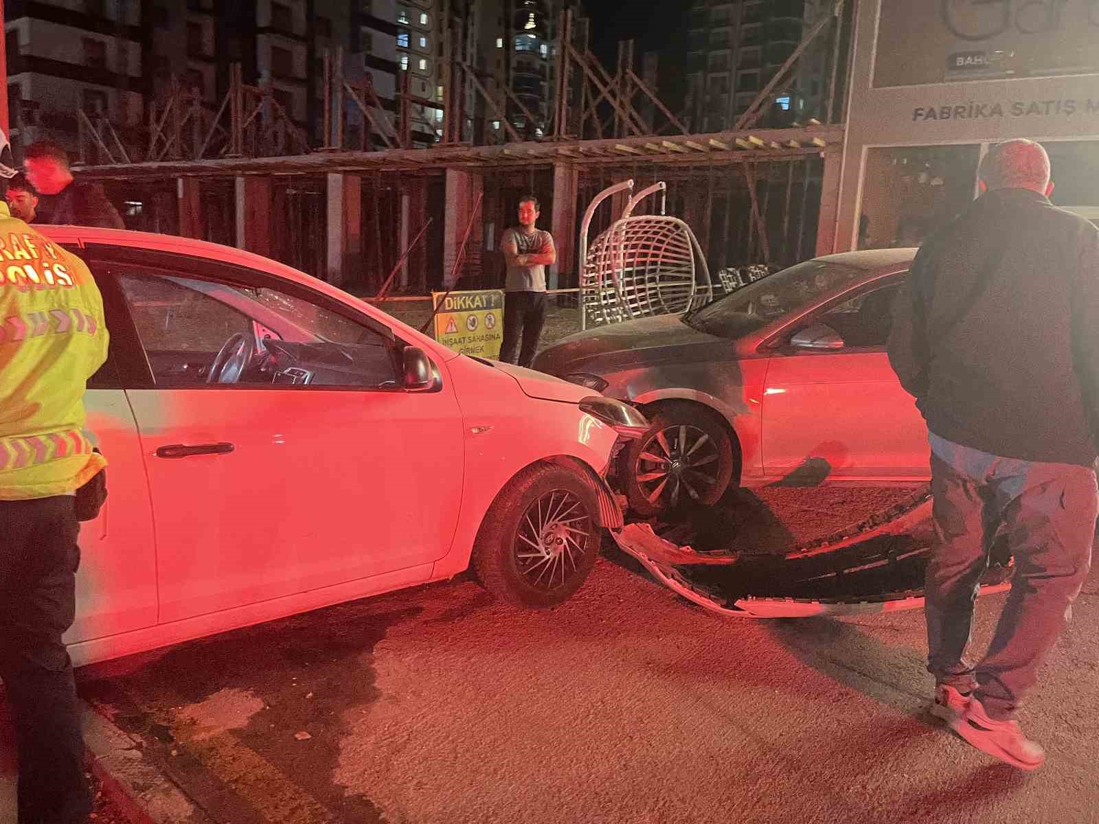 Niğde’de otomobil direğe ve park halindeki araca çarptı: 1 yaralı