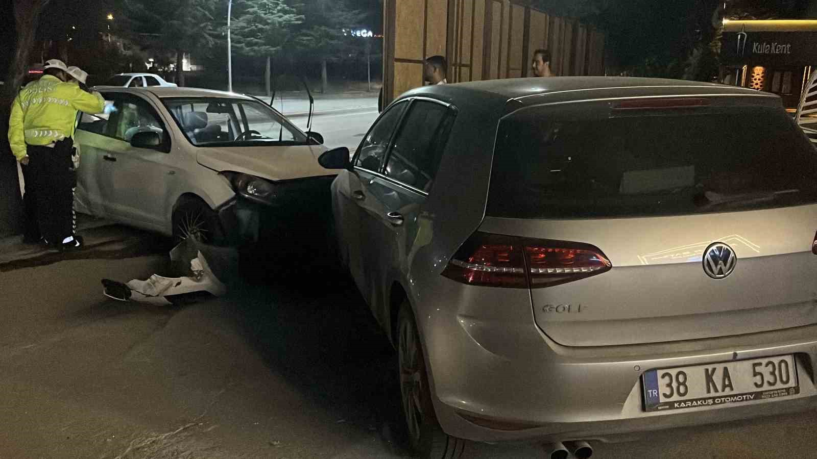 Niğde’de otomobil direğe ve park halindeki araca çarptı: 1 yaralı