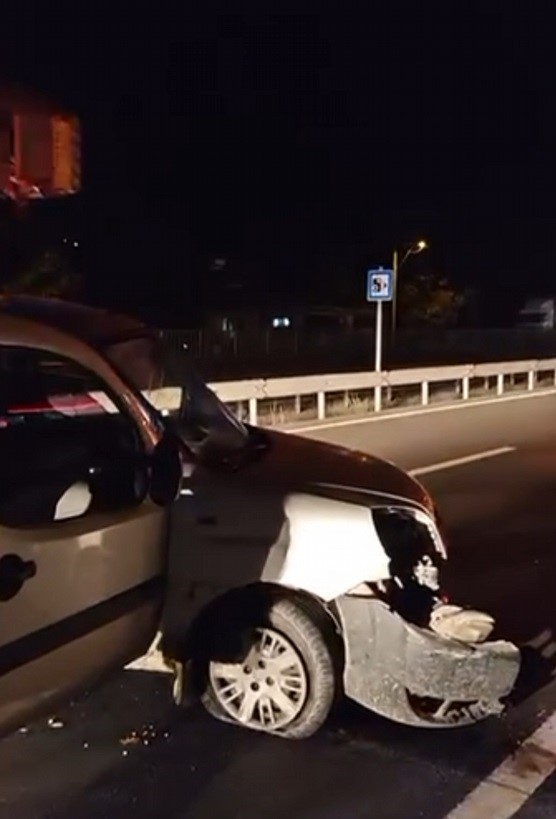 Çelik bariyerlere çarpan hafif ticari aracın sürücüsü yaralandı