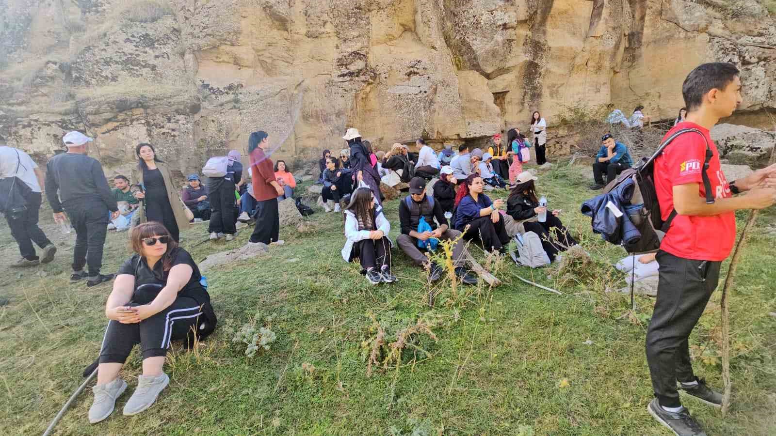 Doğaseverler Ahlat’ın tarihi ve doğal güzelliklerini keşfetti
