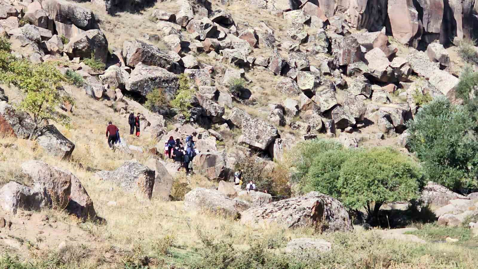 Doğaseverler Ahlat’ın tarihi ve doğal güzelliklerini keşfetti