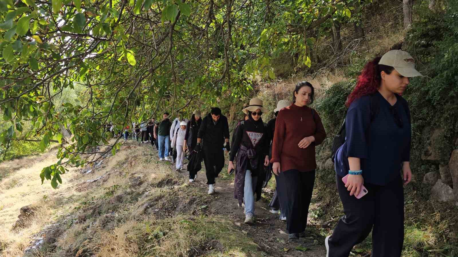 Doğaseverler Ahlat’ın tarihi ve doğal güzelliklerini keşfetti