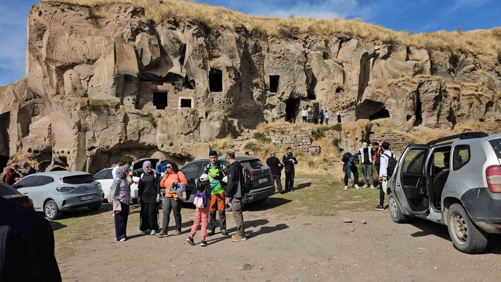 Doğaseverler Ahlat’ın tarihi ve doğal güzelliklerini keşfetti