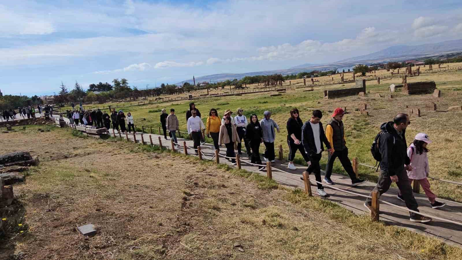 Doğaseverler Ahlat’ın tarihi ve doğal güzelliklerini keşfetti