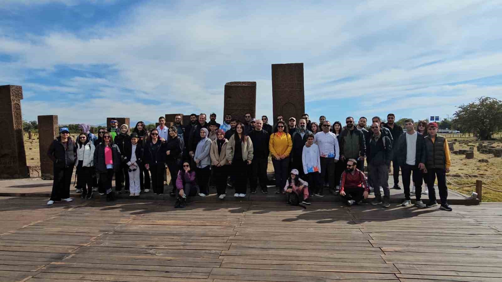 Doğaseverler Ahlat’ın tarihi ve doğal güzelliklerini keşfetti