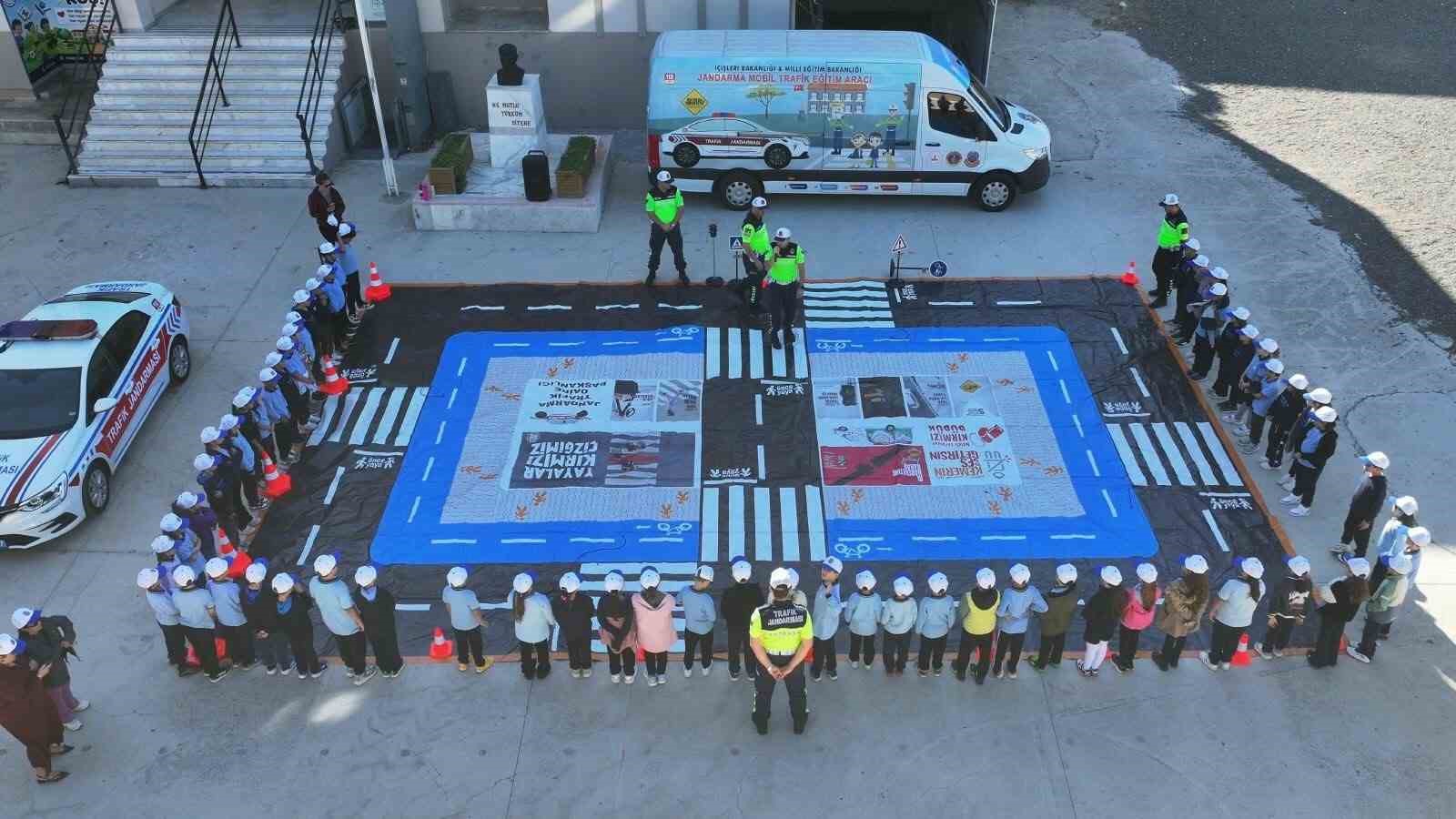 Jandarmadan ilkokul öğrencilerine trafik eğitimi