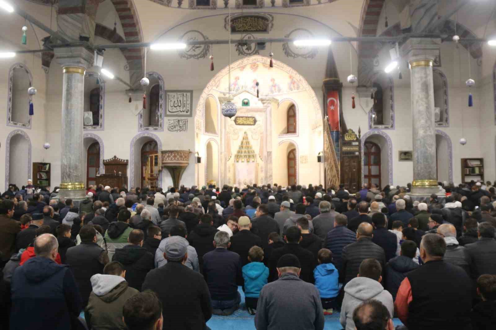 Kütahya Ulu Camii’nde aileler sabah namazında buluştu