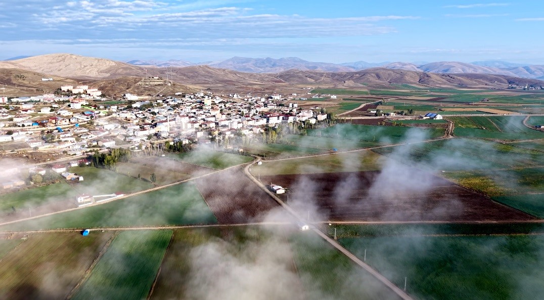 Demirözü’nde sis bulutları ovaya yayıldı