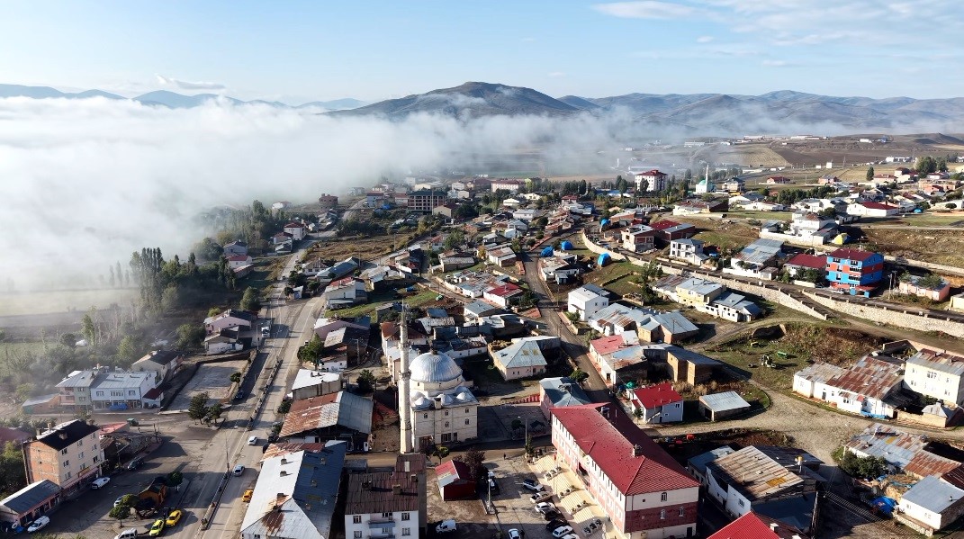 Demirözü’nde sis bulutları ovaya yayıldı