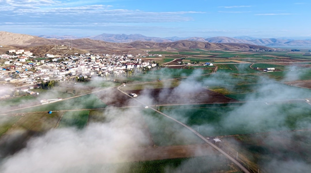 Demirözü’nde sis bulutları ovaya yayıldı