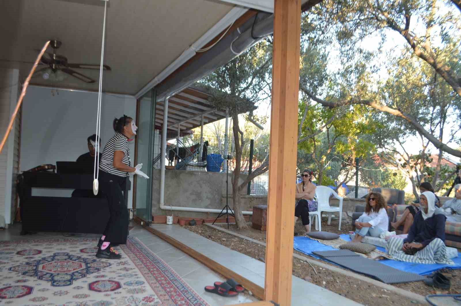 Ayvalık’ta zeytin ağacının gölgesinde sanatın sınırları aşıldı
