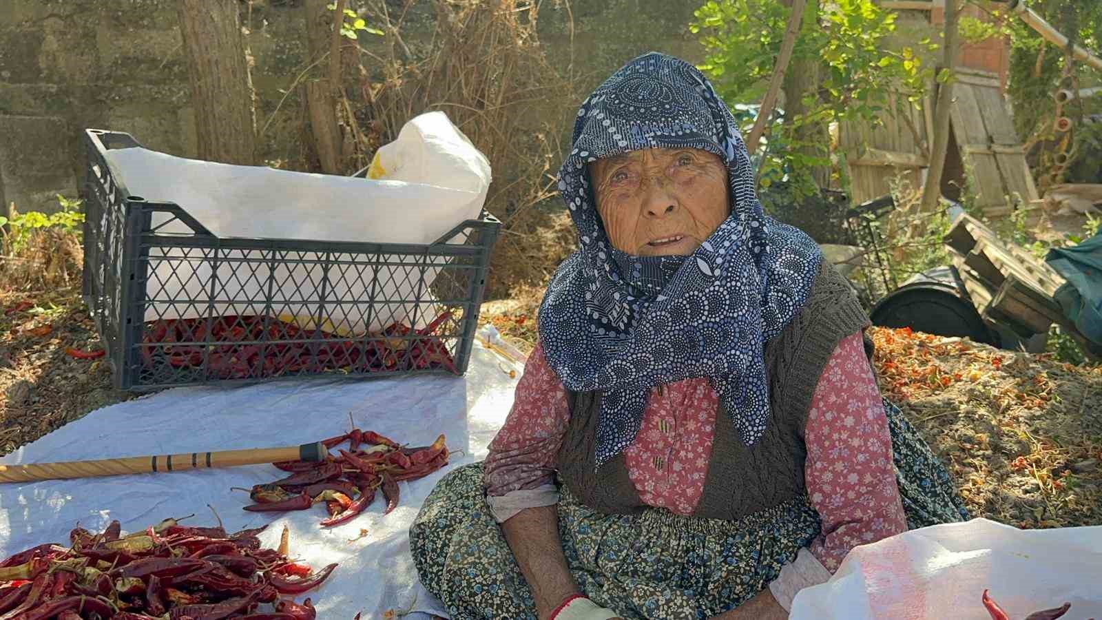 90 yaşındaki annenin evlat sevgisi acı biberi tatlı kıldı