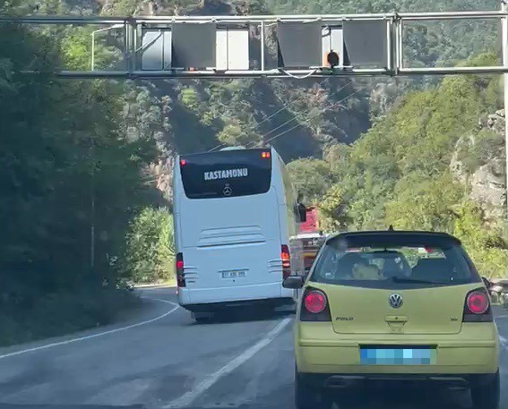 Hatalı sollama yapan otobüs faciaya neden oluyordu