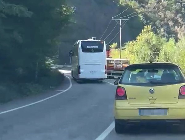 Hatalı sollama yapan otobüs faciaya neden oluyordu