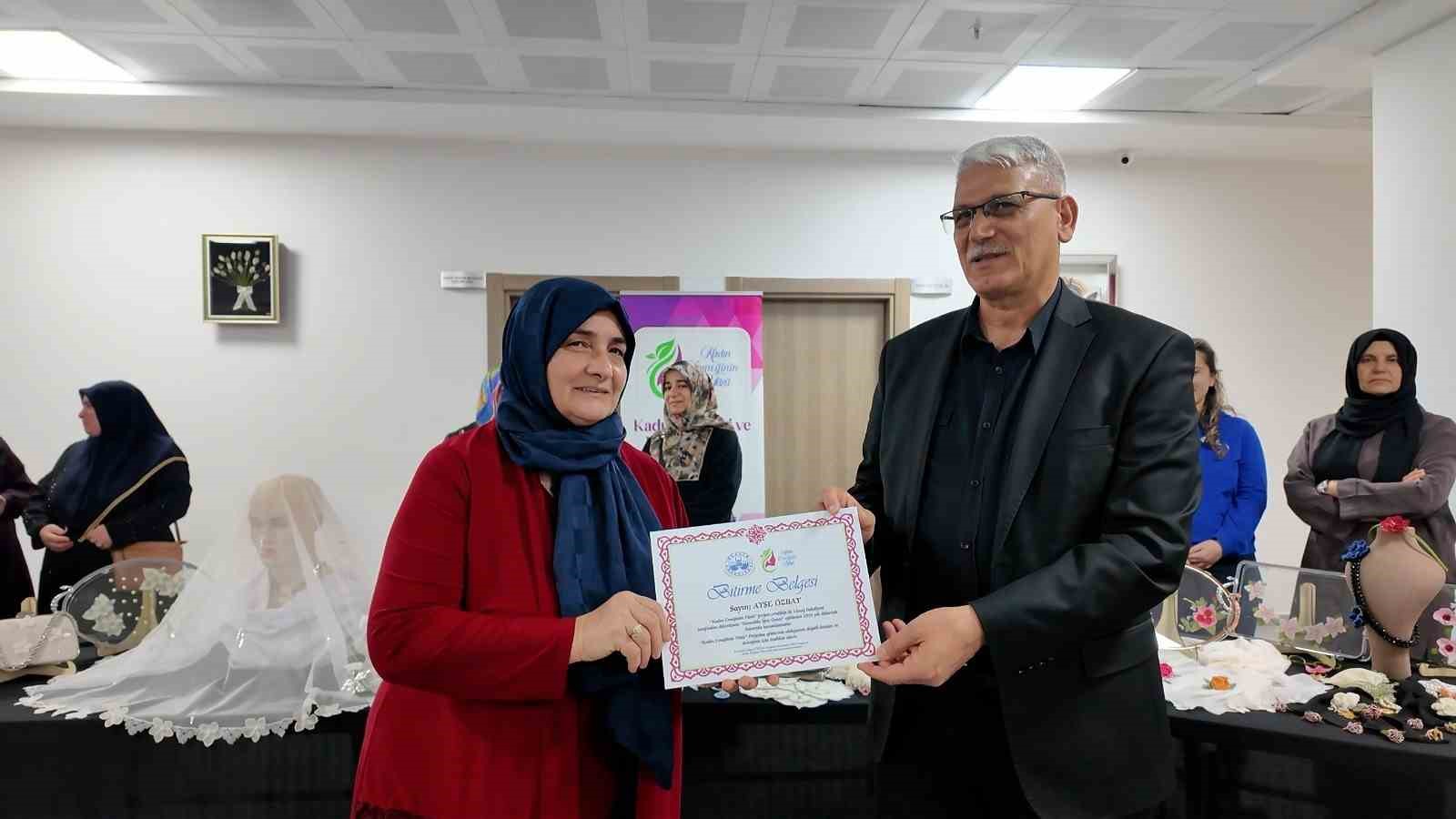Elazığ’da kursu tamamlayan kadınlara sertifikaları verildi