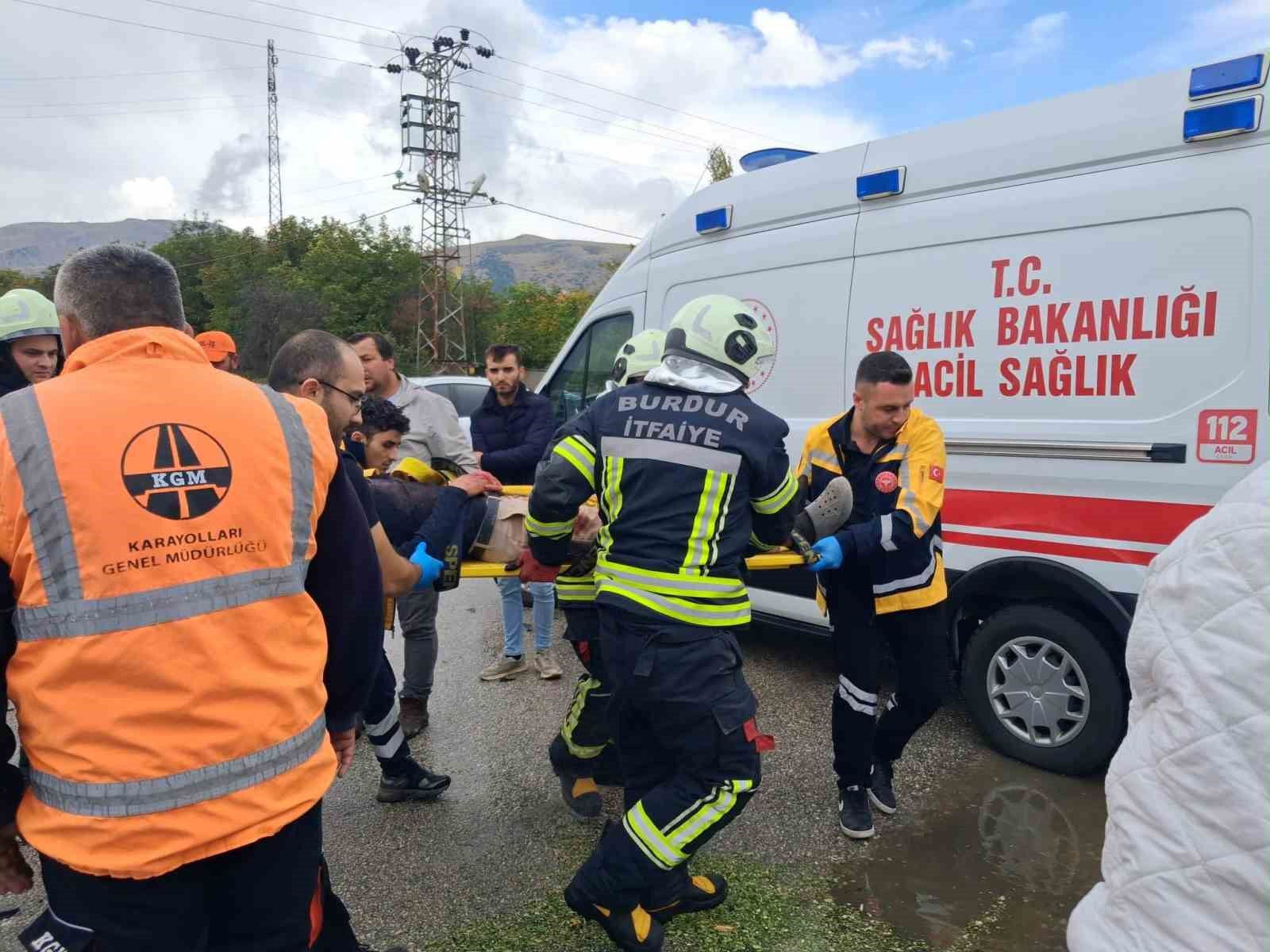 Burdur’da traktör ile otomobil çarpıştı: 1 ağır yaralı