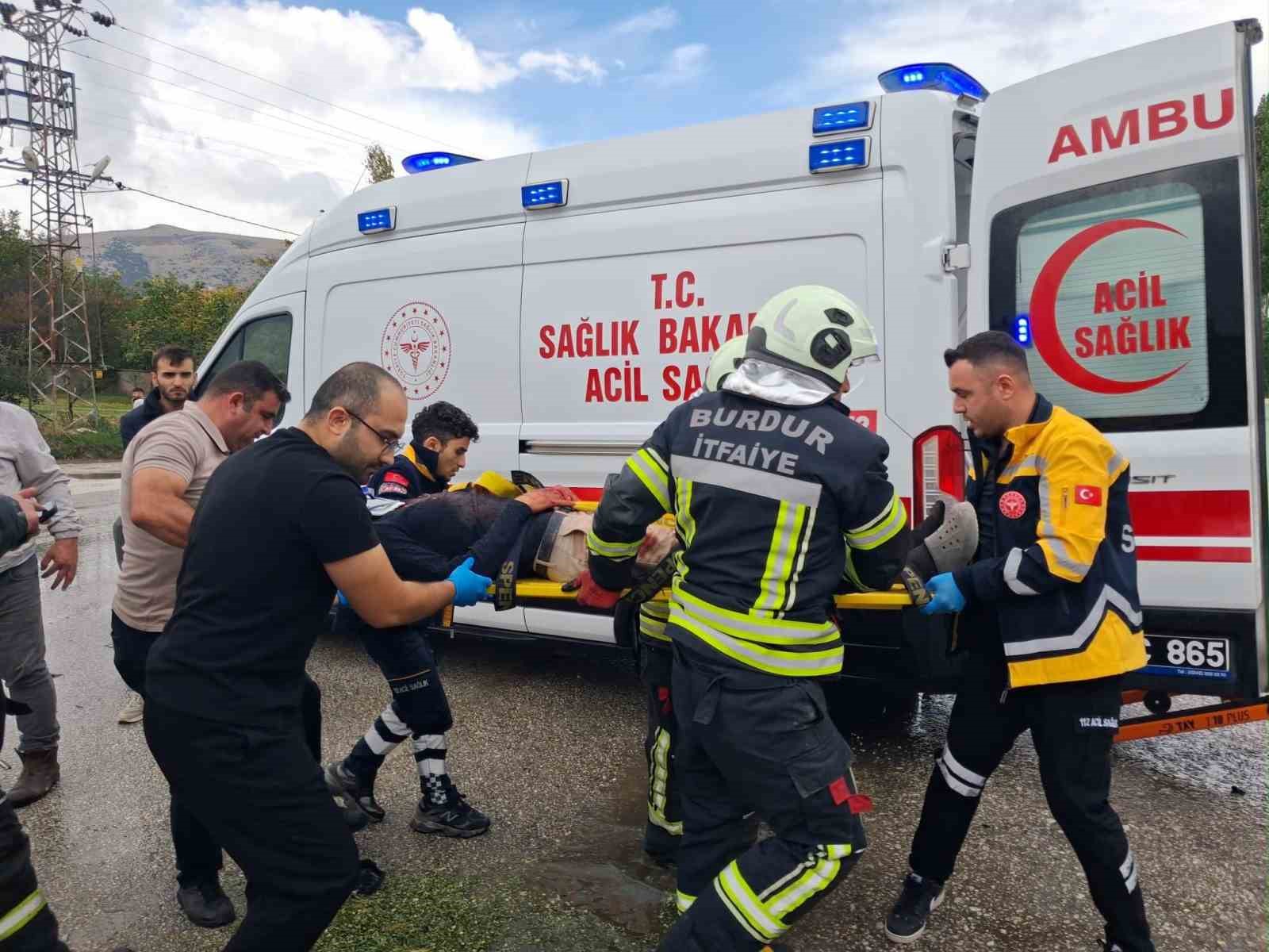 Burdur’da traktör ile otomobil çarpıştı: 1 ağır yaralı