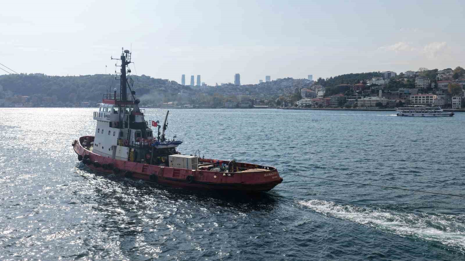 Karadeniz’de vurulan iki gemi İstanbul Boğazı’ndan geçti