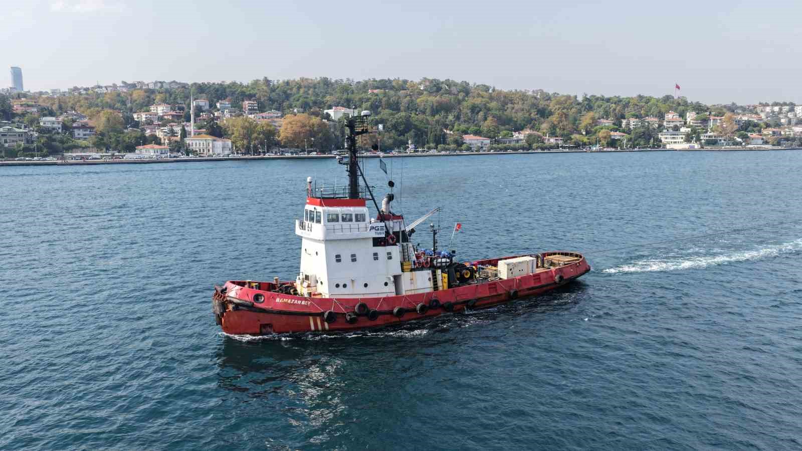 Karadeniz’de vurulan iki gemi İstanbul Boğazı’ndan geçti