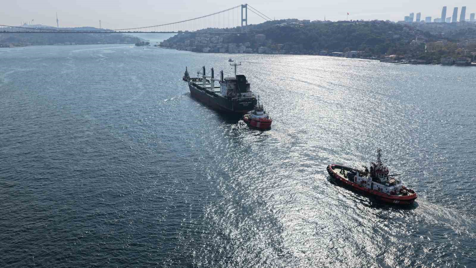 Karadeniz’de vurulan iki gemi İstanbul Boğazı’ndan geçti