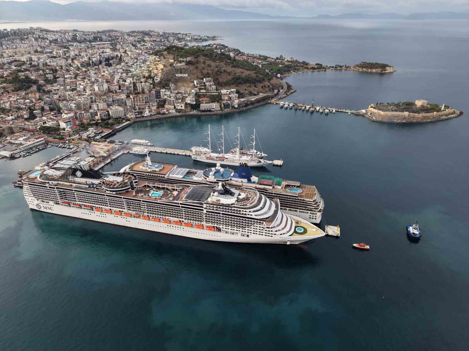Kuşadası’na 4 kruvaziyerle 6 bin turist geldi