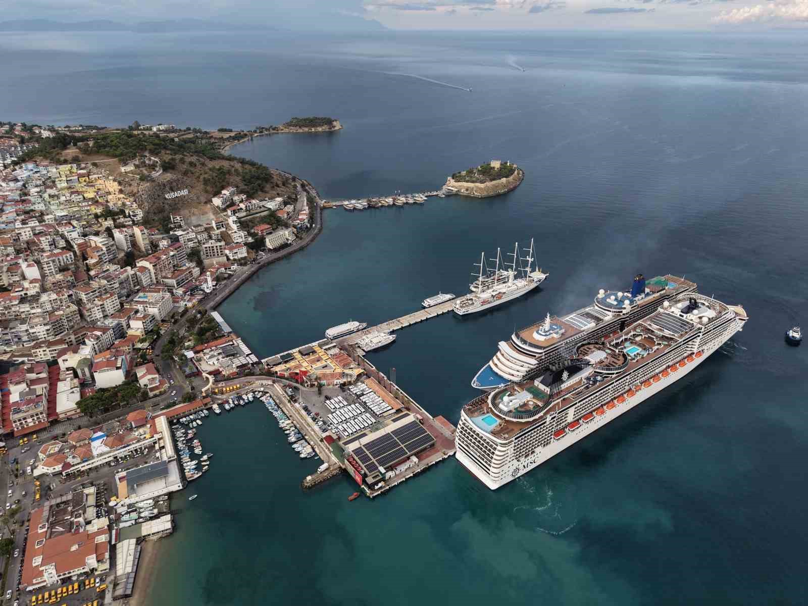 Kuşadası’na 4 kruvaziyerle 6 bin turist geldi