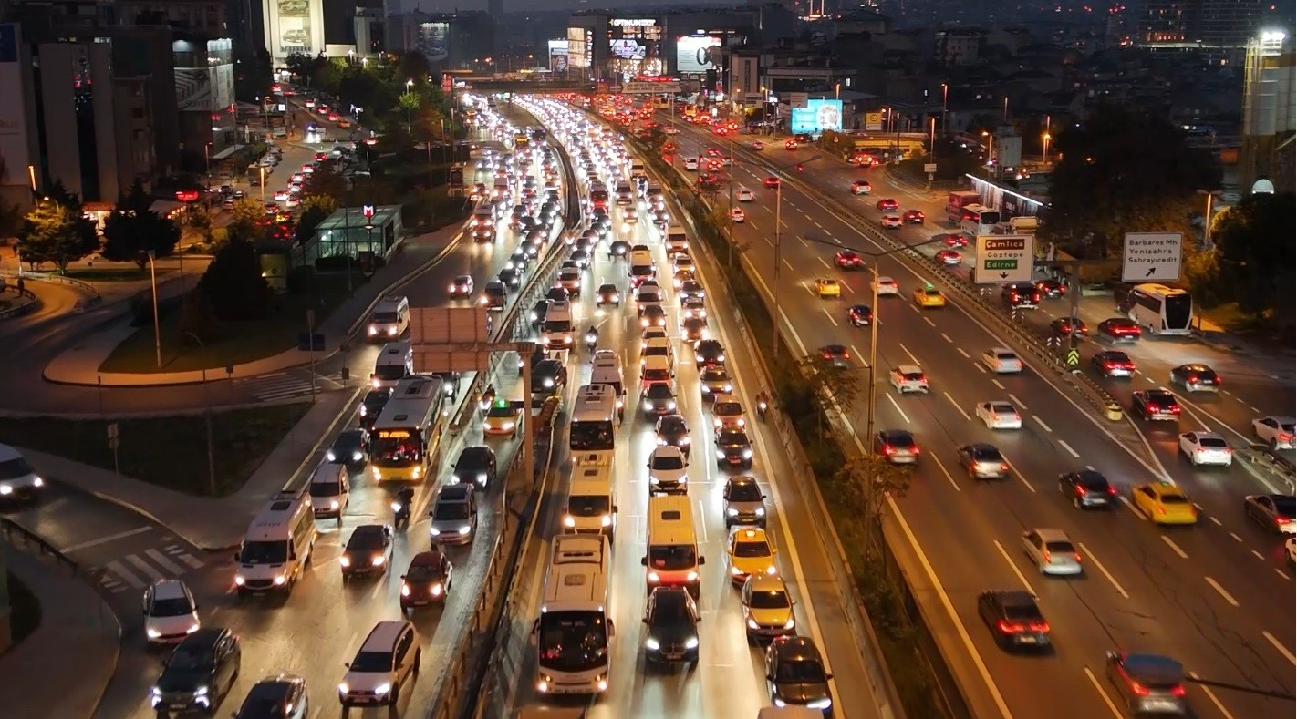 İstanbul’da trafik yoğunluğu yüzde 72 olarak ölçüldü
