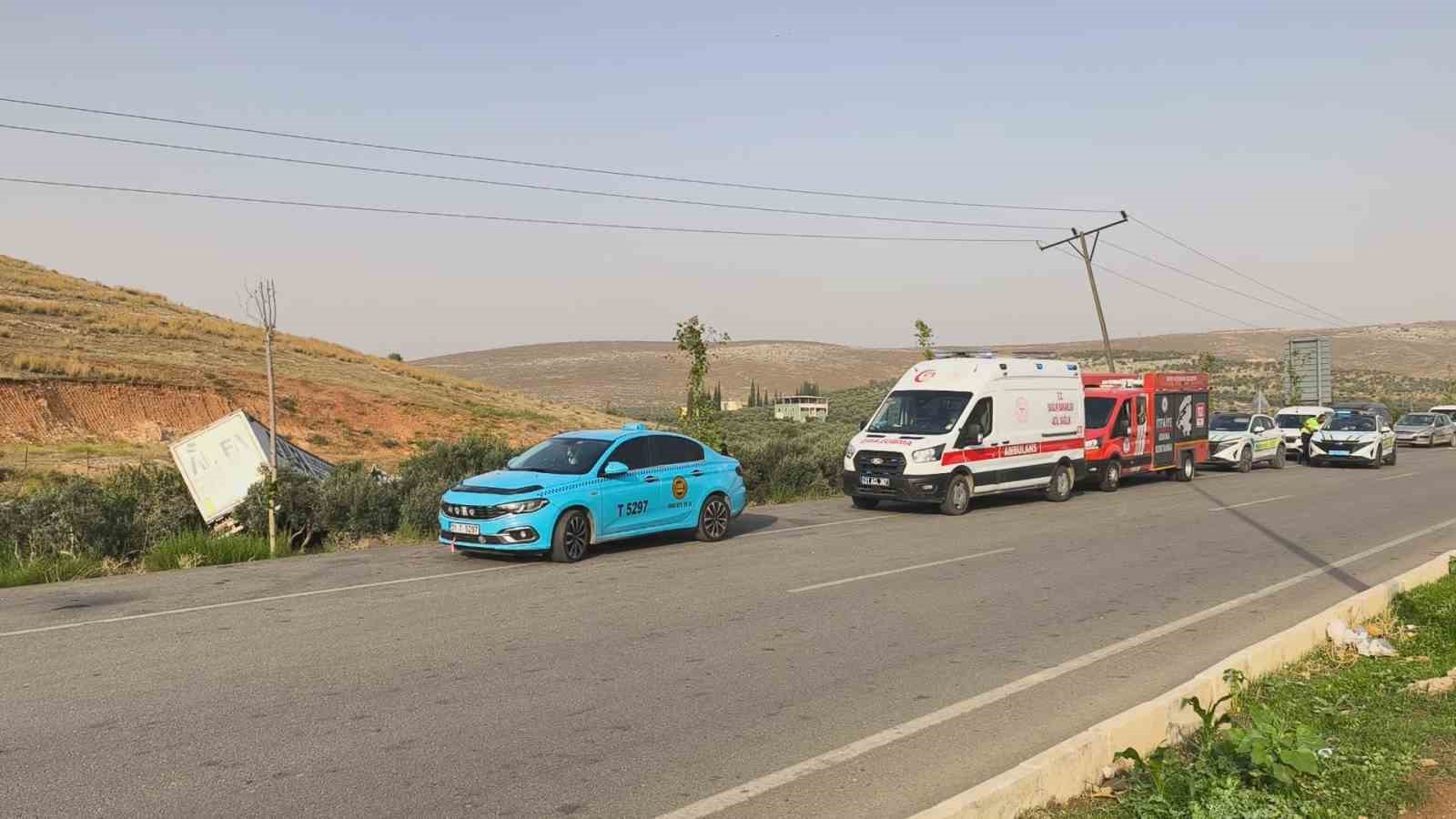 Cilvegözü Sınır Kapısı’nda kontrolden çıkan tır zeytin bahçesine uçtu: 1 yaralı