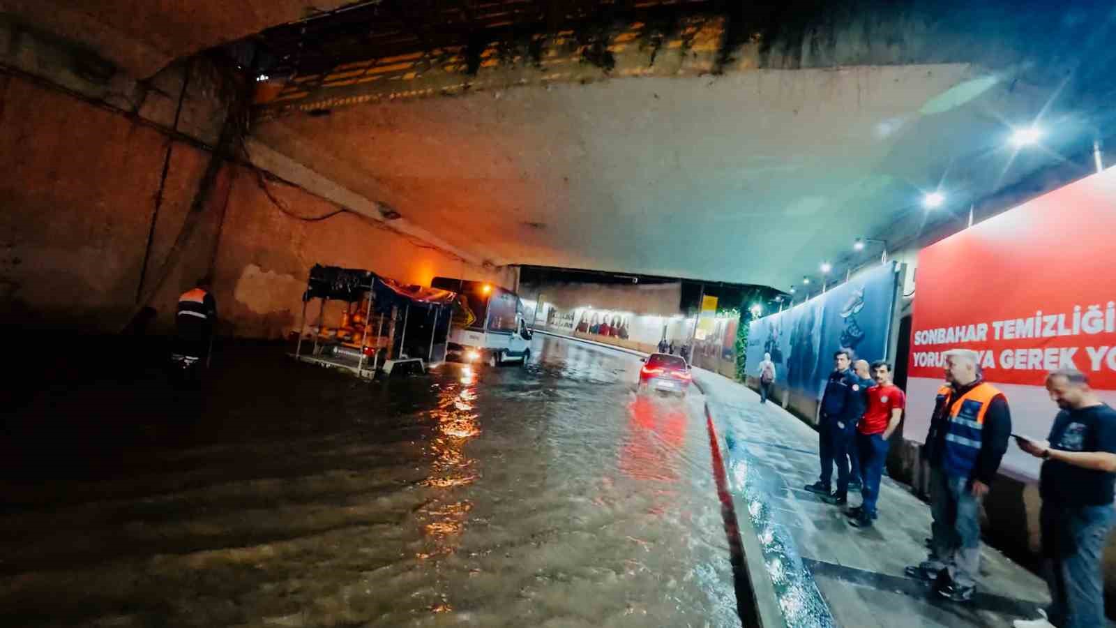 Beşiktaş Zincirlikuyu alt geçidini su bastı, Büyükdere Caddesi göle döndü