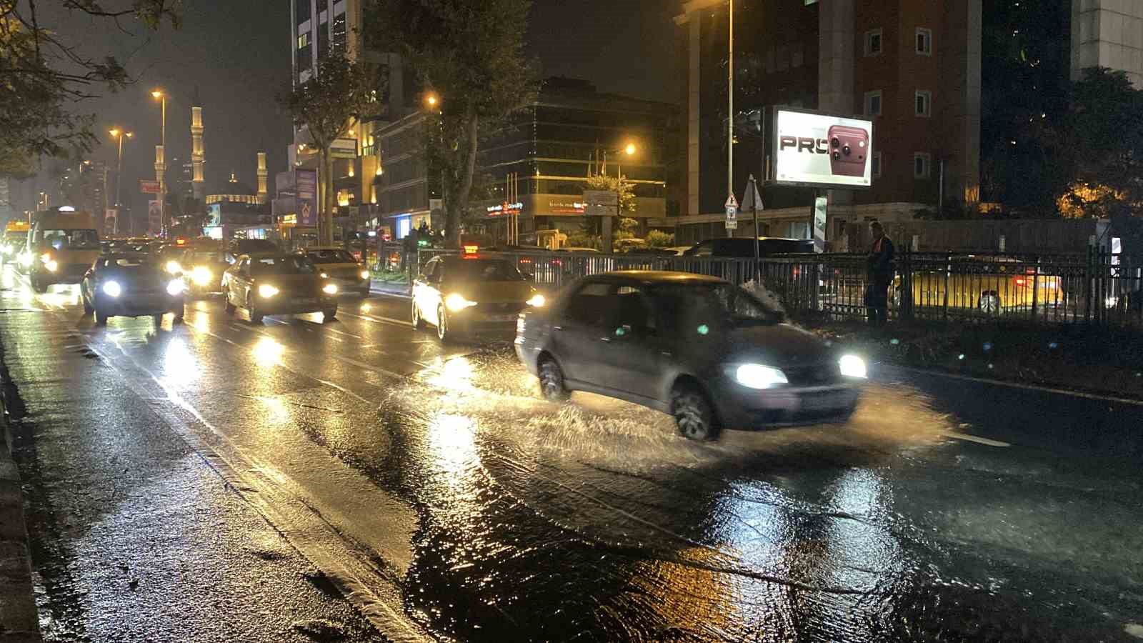 Beşiktaş Zincirlikuyu alt geçidini su bastı, Büyükdere Caddesi göle döndü