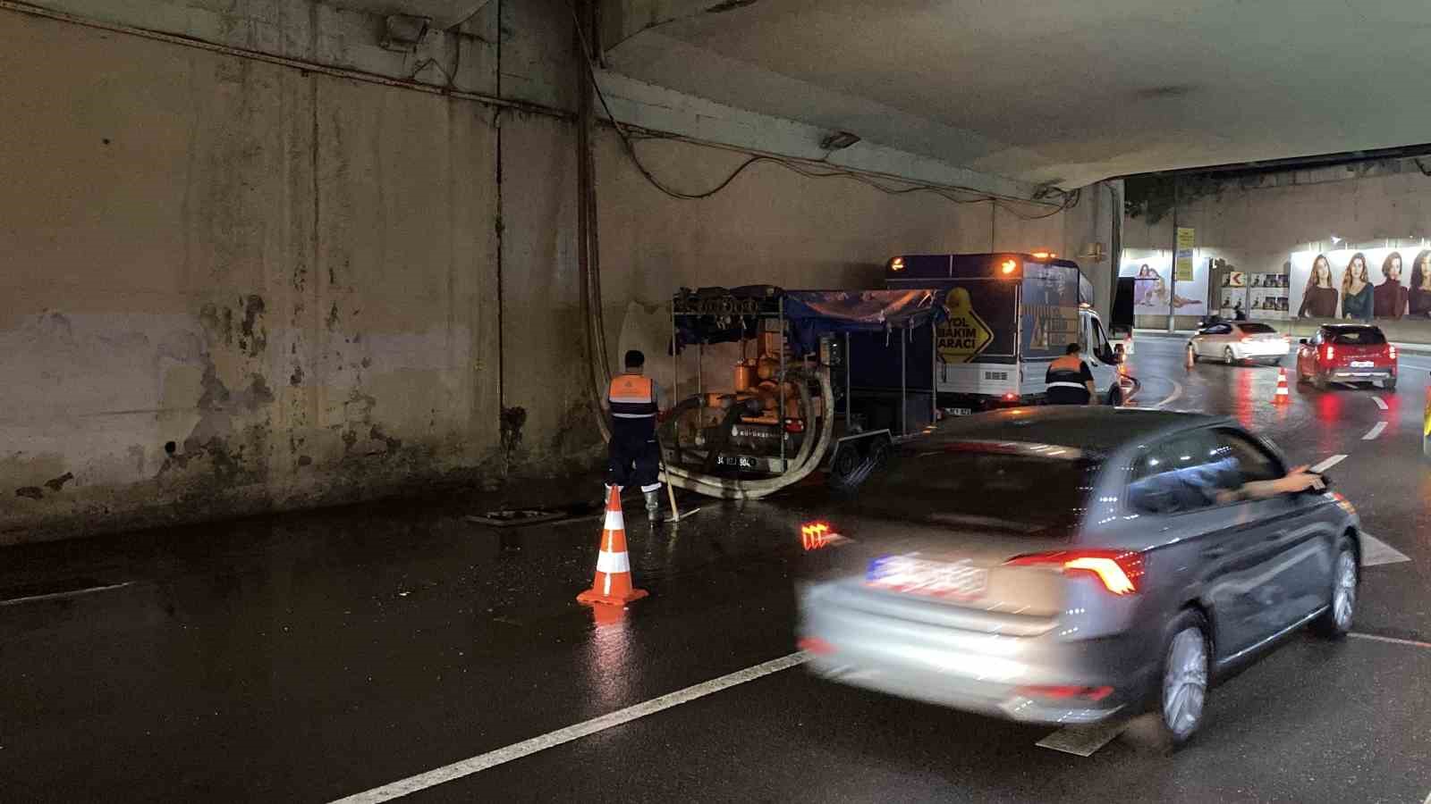 Beşiktaş Zincirlikuyu alt geçidini su bastı, Büyükdere Caddesi göle döndü