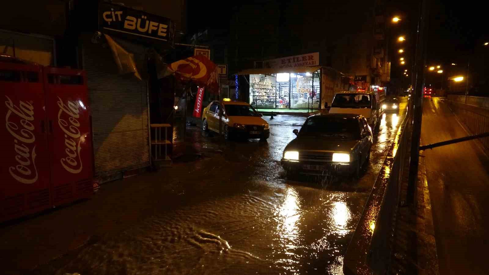 Malatya’da sağanak yağış nedeniyle altgeçit kapatıldı
