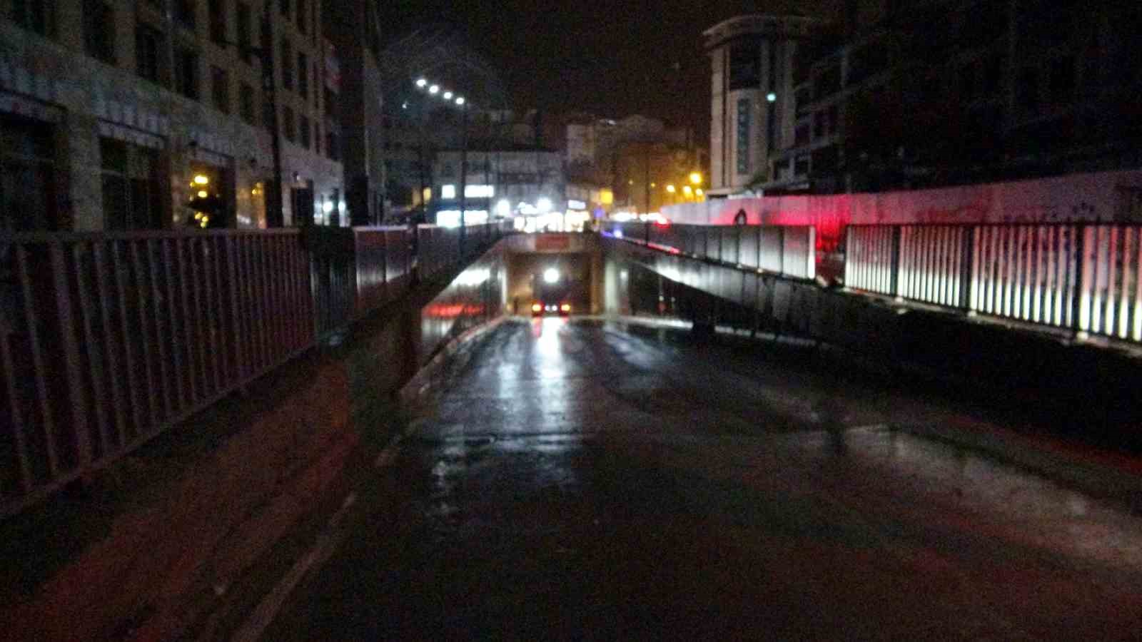 Malatya’da sağanak yağış nedeniyle altgeçit kapatıldı