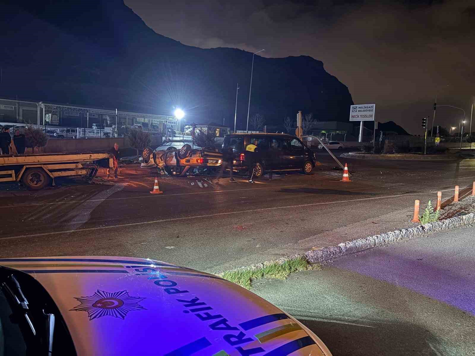 Kontrolden çıkarak takla atan otomobil, ışıkta bekleyen minibüse çarptı: 2 yaralı