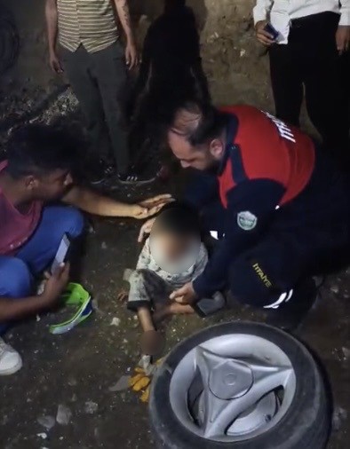 Osmaniye’de otomobil köprü temeline düştü: Küçük çocuk "Baban iyi" sözleriyle sakinleştirildi
