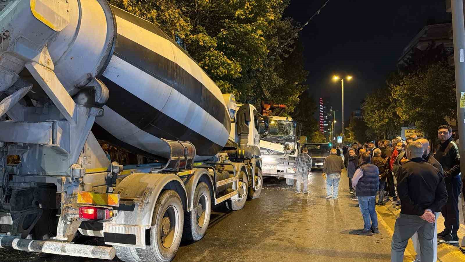 Avcılar’da el freni çekilmeyen beton pompası dehşet saçtı: 7 araç hasar aldı