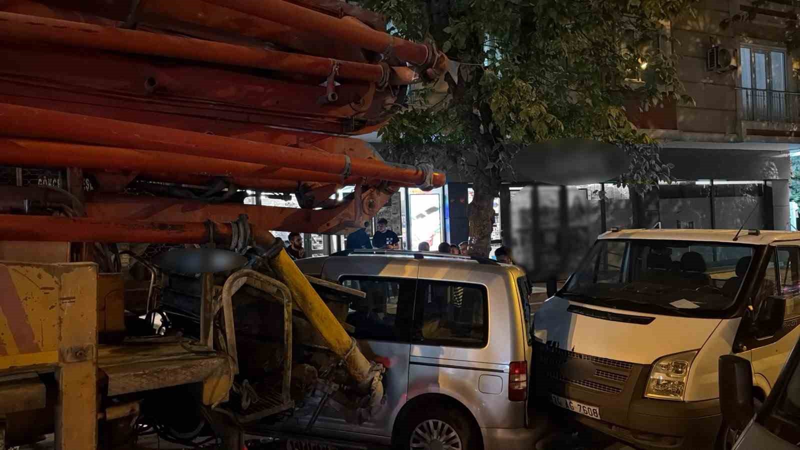 Avcılar’da el freni çekilmeyen beton pompası dehşet saçtı: 7 araç hasar aldı