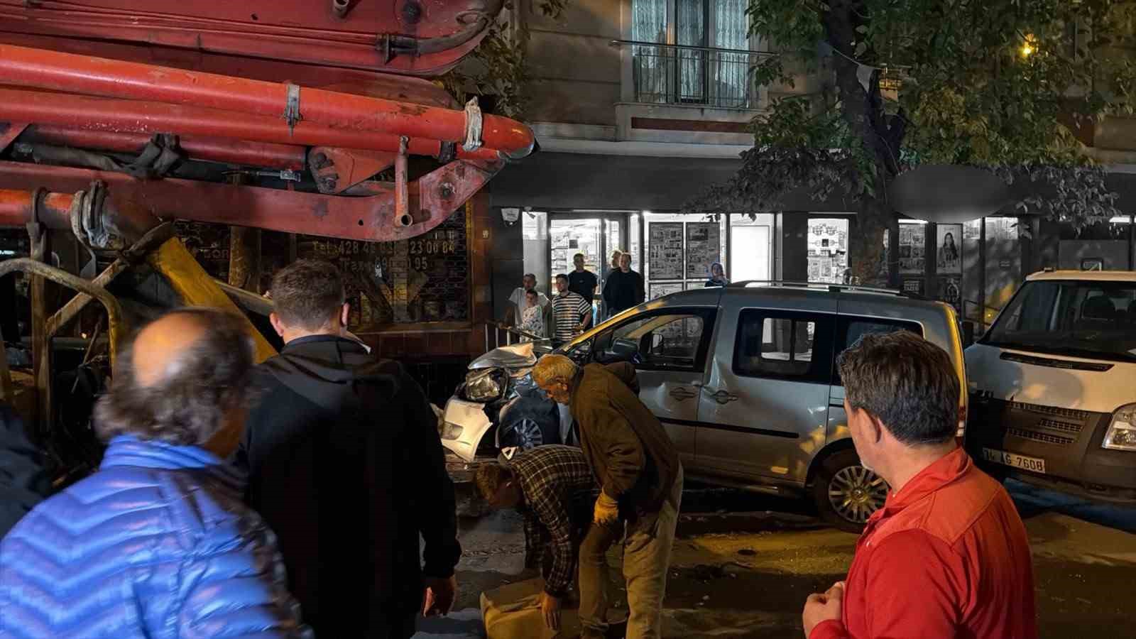 Avcılar’da el freni çekilmeyen beton pompası dehşet saçtı: 7 araç hasar aldı