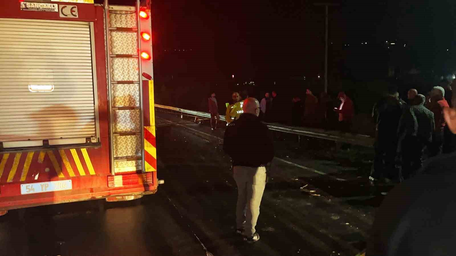 Sakarya’da 3 aracın karıştığı kazada 2 kişi öldü, 3 kişi yaralandı