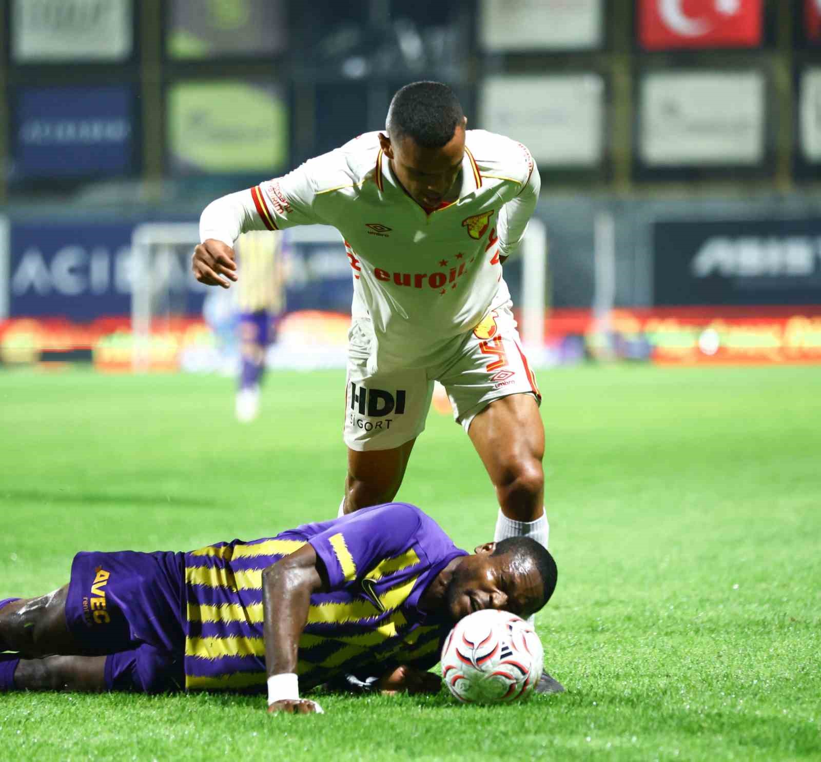 Trendyol Süper Lig: Eyüpspor: 0 - Göztepe: 1 (İlk yarı)