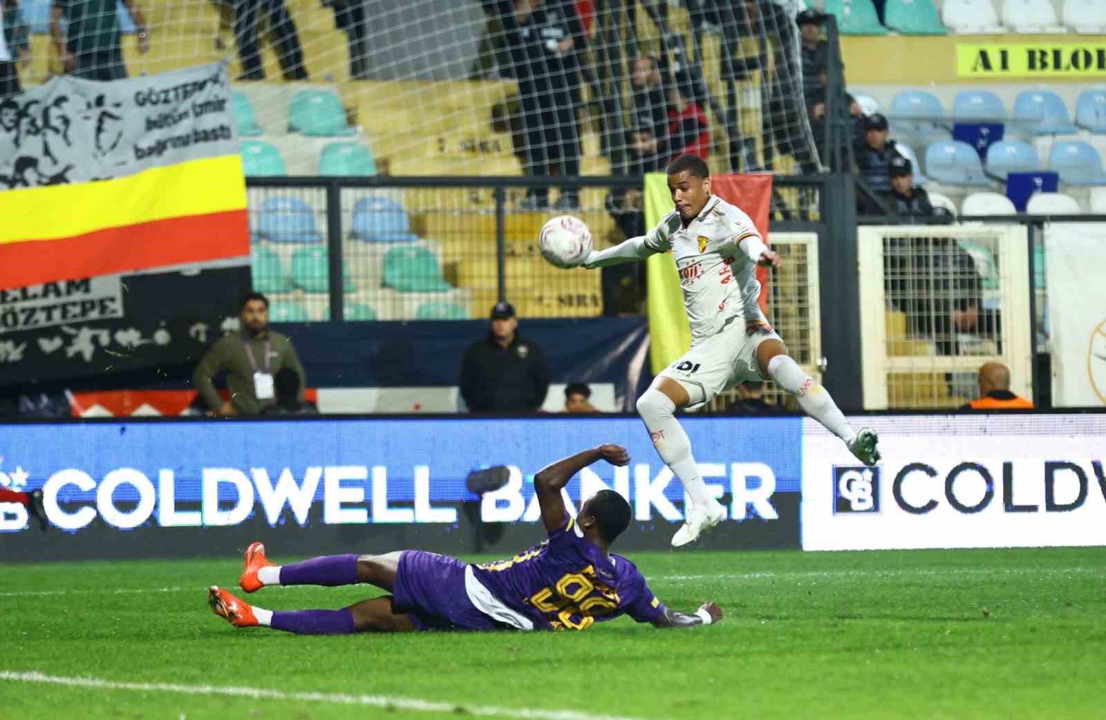 Trendyol Süper Lig: Eyüpspor: 0 - Göztepe: 1 (İlk yarı)