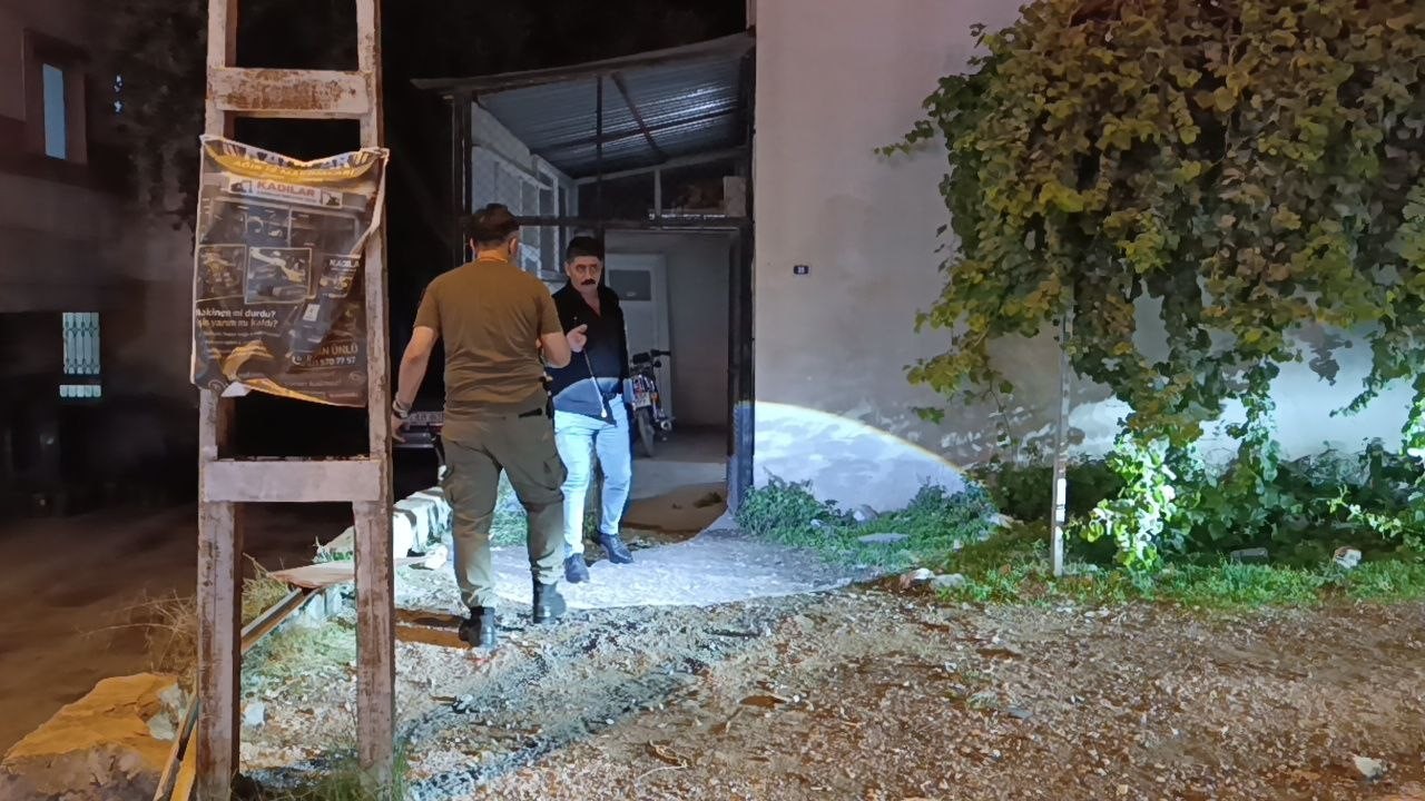 Plakasız motosikletle gelen şüpheli 1 kişiyi ayağından vurdu