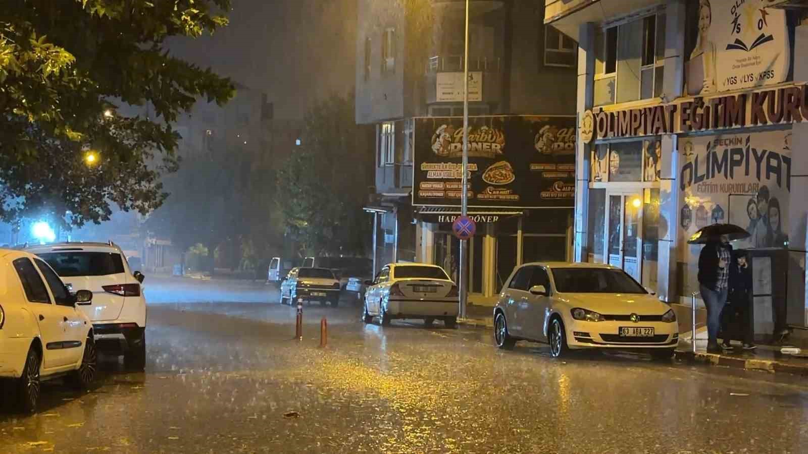 Siverek’te sağanak yağış sele neden oldu: Evleri su bastı