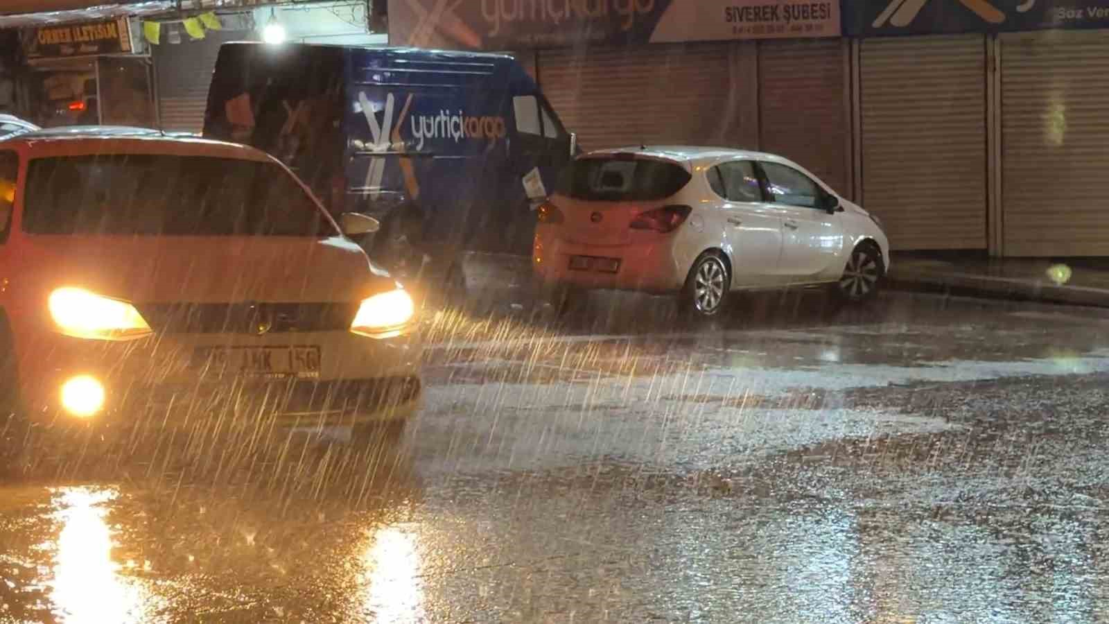 Siverek’te sağanak yağış sele neden oldu: Evleri su bastı