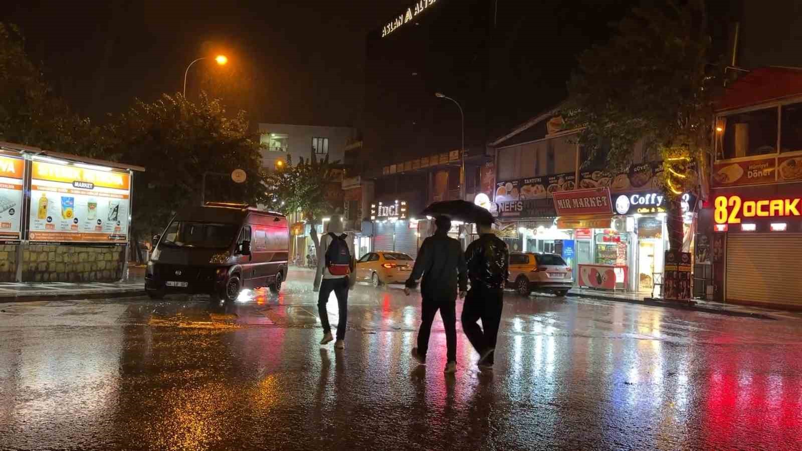 Siverek’te sağanak yağış sele neden oldu: Evleri su bastı