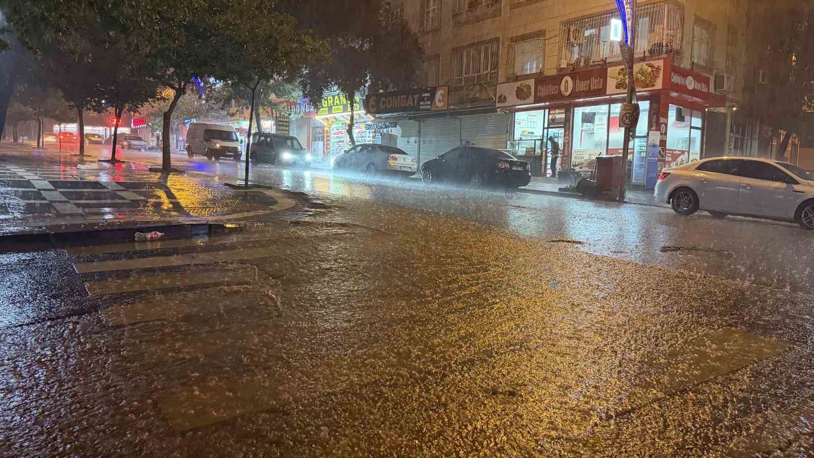 Siverek’te sağanak yağış sele neden oldu: Evleri su bastı